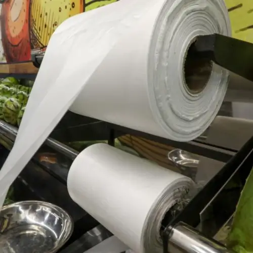 Rollos precorte de bolsas plásticas para uso comercial y autoservicio en Colombia.