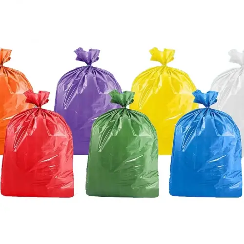 Bolsas plásticas de diferentes colores para clasificación y separación de residuos en entornos institucionales.