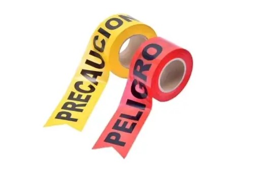 Zona de seguridad industrial señalizada con cinta de advertencia de alta visibilidad
