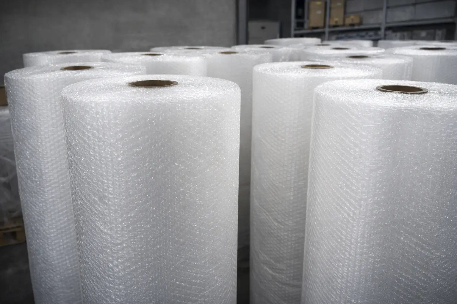 Plástico burbuja en rollo utilizado para protección y embalaje de mercancía en Colombia.